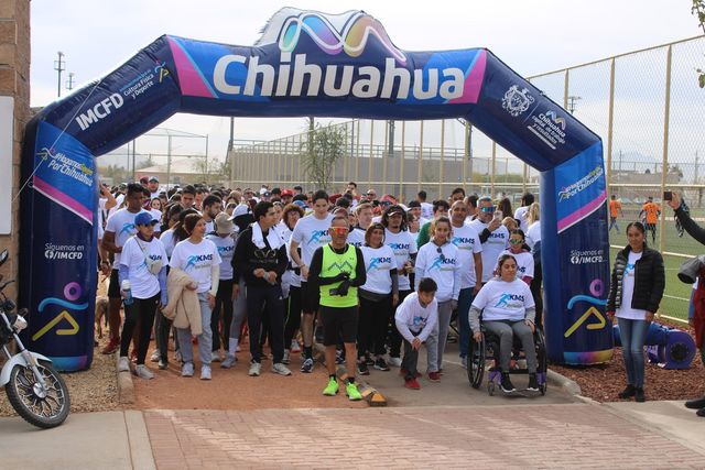 Participantes en la salida de la 1.ª edición, bajo el arco de Chihuahua.