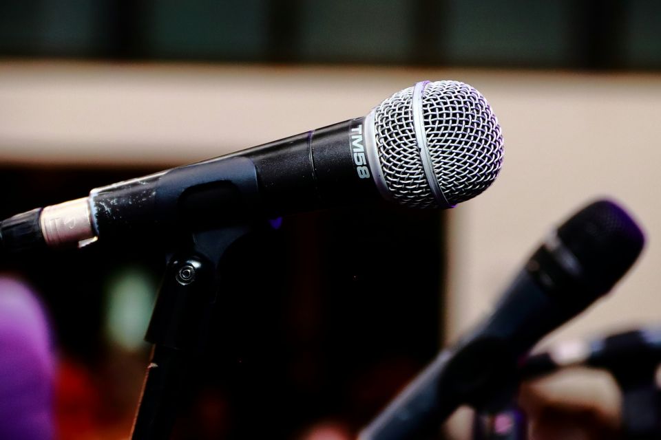 Micrófonos de medios de comunicación listos para una rueda de prensa